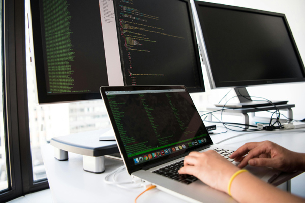 菱森精密取得收卷錯位加寬型分切機(jī)專利，分切的成品可以更寬且置中在紙管正中間:分切機(jī)
